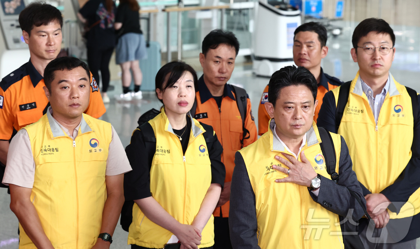 (인천공항=뉴스1) 김민지 기자 = 네팔 라수와 지역에서 발생한 홍수로 한국인 9명의 연락이 끊기고 10명이 고립돼 지원을 하기 위해 임상우 정부합동 신속대응팀 등이 27일 오후 …