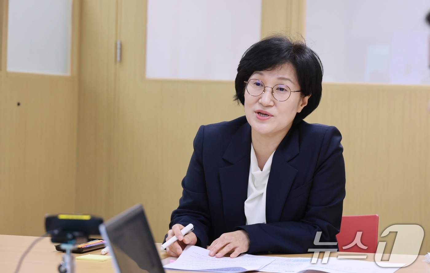 (서울=뉴스1) = 원민경 성평등가족부 장관이 27일 오전 서울 종로구 정부서울청사에서 열린  '제3차 경찰-가정폭력상담소 공동 대응체계 현장간담회'에서 피해자 보호를 위한 대응체 …