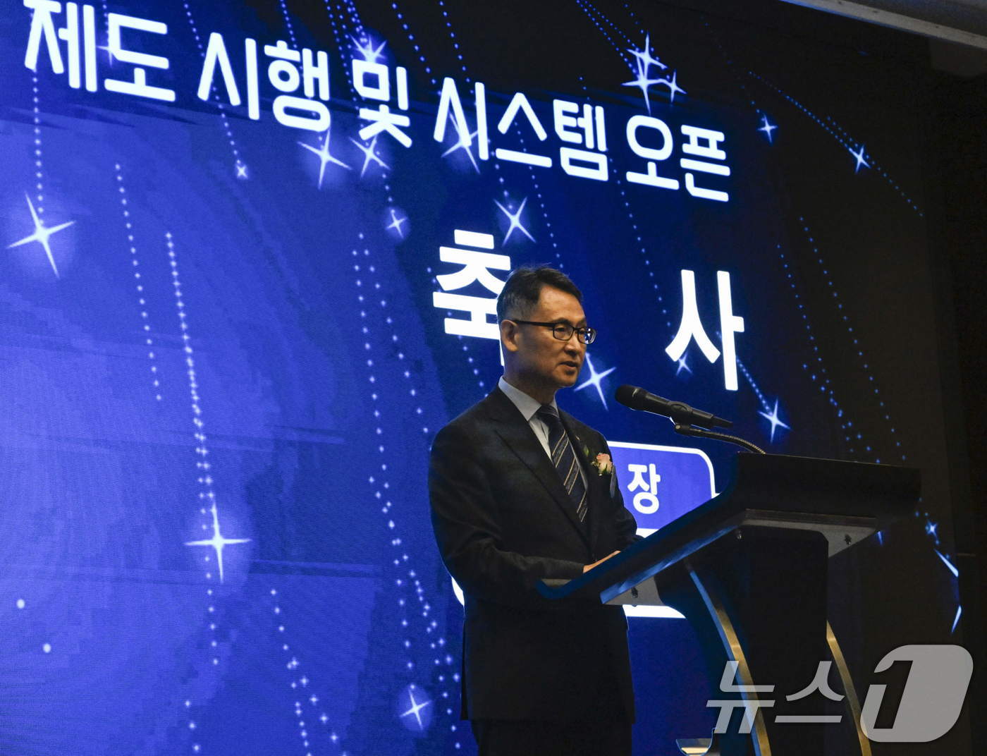 (서울=뉴스1) = 허장 재정경제부 차관이 27일 서울 영등포구 콘래드 호텔에서 열린 '퇴직연금형 개인투자용 국채제도시행 및 업무시스템 오픈행사'에서 축사하고 있다. (재정경제부 …