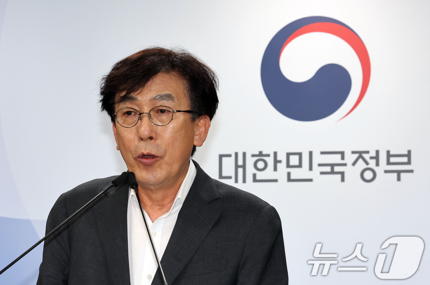 (서울=뉴스1) 이종덕 기자 = 정기현 보건복지부 의료혁신위원회 위원장이 27일 서울 세종로 정부종합청사에서 '초고령사회 대응 예방적 보건의료체계 구축을 위한 지역보건 일차의료 혁 …