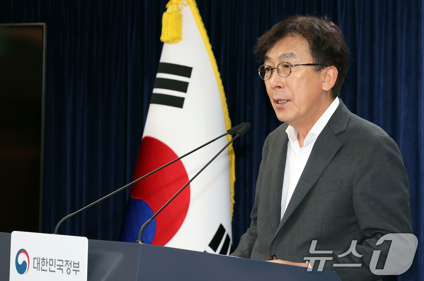 (서울=뉴스1) 이종덕 기자 = 정기현 보건복지부 의료혁신위원회 위원장이 27일 서울 세종로 정부종합청사에서 '초고령사회 대응 예방적 보건의료체계 구축을 위한 지역보건 일차의료 혁 …