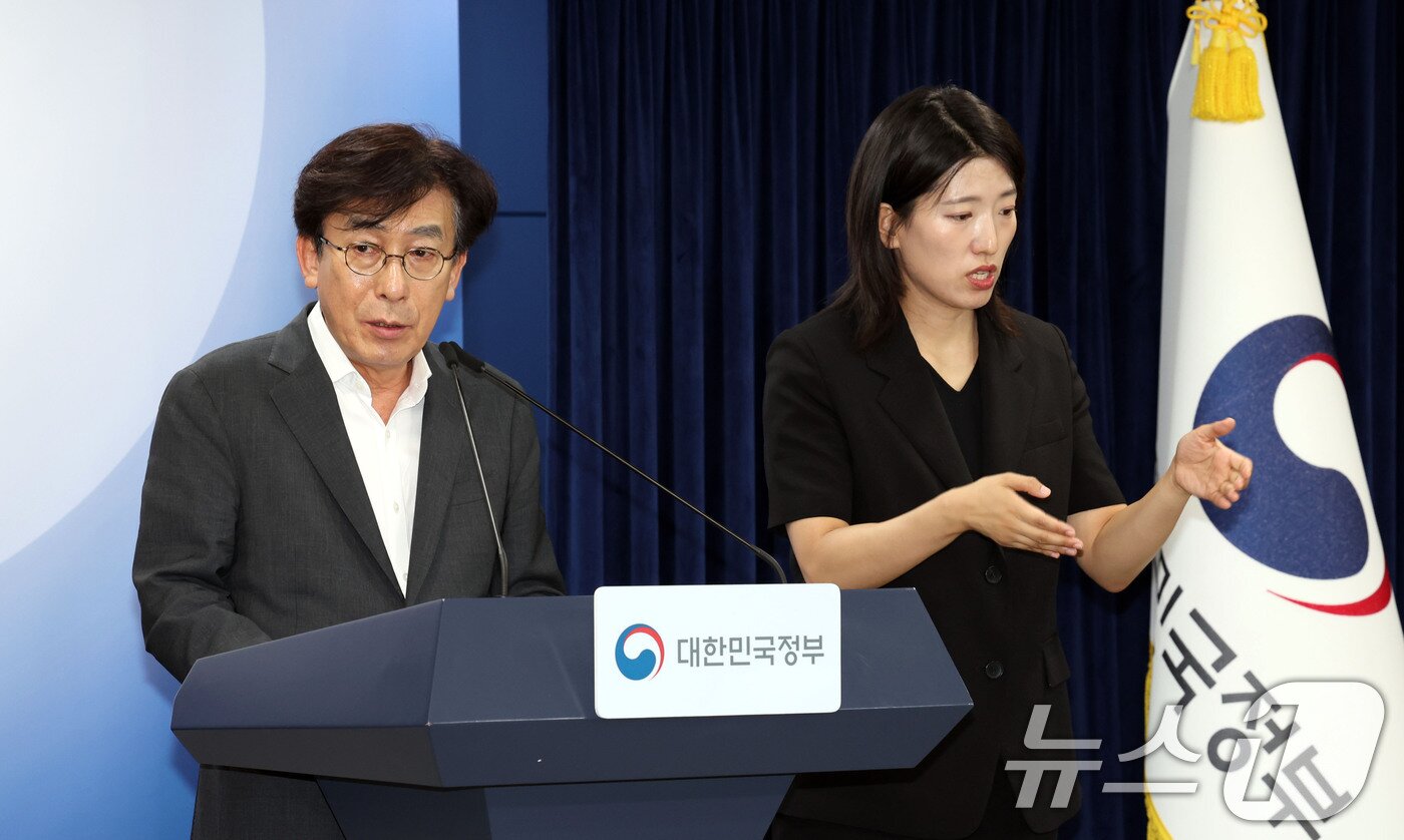 본문 이미지 - 정기현 보건복지부 의료혁신위원회 위원장이 27일 서울 세종로 정부종합청사에서 '초고령사회 대응 예방적 보건의료체계 구축을 위한 지역보건 일차의료 혁신 권고안'을 발표하고 있다. 2026.8.27 ⓒ 뉴스1 이종덕 기자