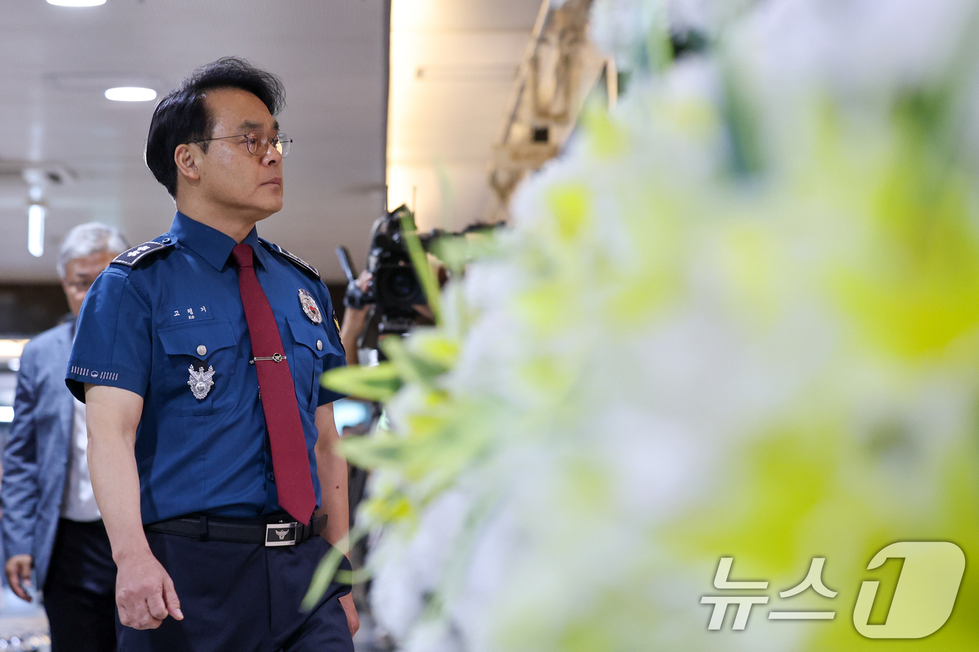 (제주=뉴스1) 안은나 기자 = 고평기 제주경찰청장이 27일 제주서부경찰서 소속 부 모 경장의 실종신고 허위종결 사건 피해자 장 모씨의 빈소가 마련된 제주시 중앙병원 장례식장을 찾 …