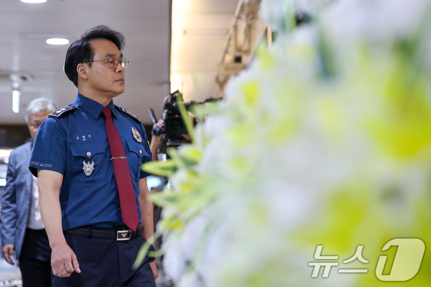 본문 이미지 - 고평기 제주경찰청장이 27일 제주서부경찰서 소속 부 모 경장의 실종신고 허위종결 사건 피해자 장 모씨의 빈소가 마련된 제주시 중앙병원 장례식장을 찾아 조문하기 위해 빈소에 들어서고 있다. 2026.8.27 ⓒ 뉴스1 안은나 기자