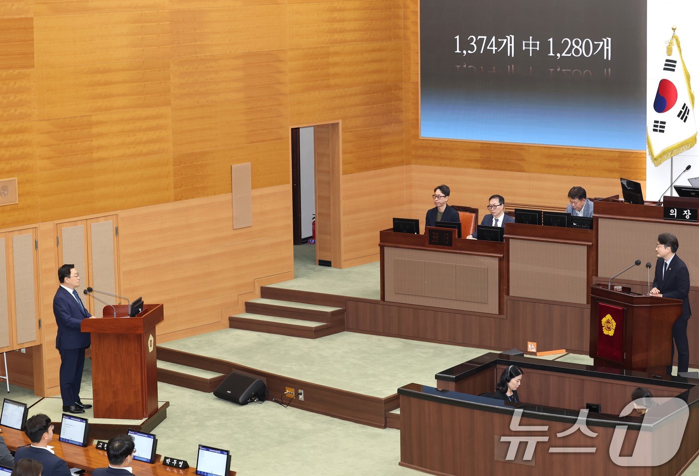 (서울=뉴스1) = 정근식 서울시교육감이 27일 오전 서울 중구 서울시의회 본회의장에서 열린 제339회 임시회 제2차 본회의에 출석해 시정질문에 답변하고 있다. (서울시교육청 제공 …