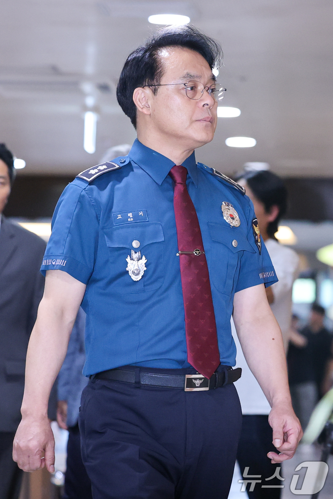 (제주=뉴스1) 안은나 기자 = 고평기 제주경찰청장이 27일 제주서부경찰서 소속 부 모 경장의 실종신고 허위종결 사건 피해자 장 모씨의 빈소가 마련된 제주시 중앙병원 장례식장을 찾 …