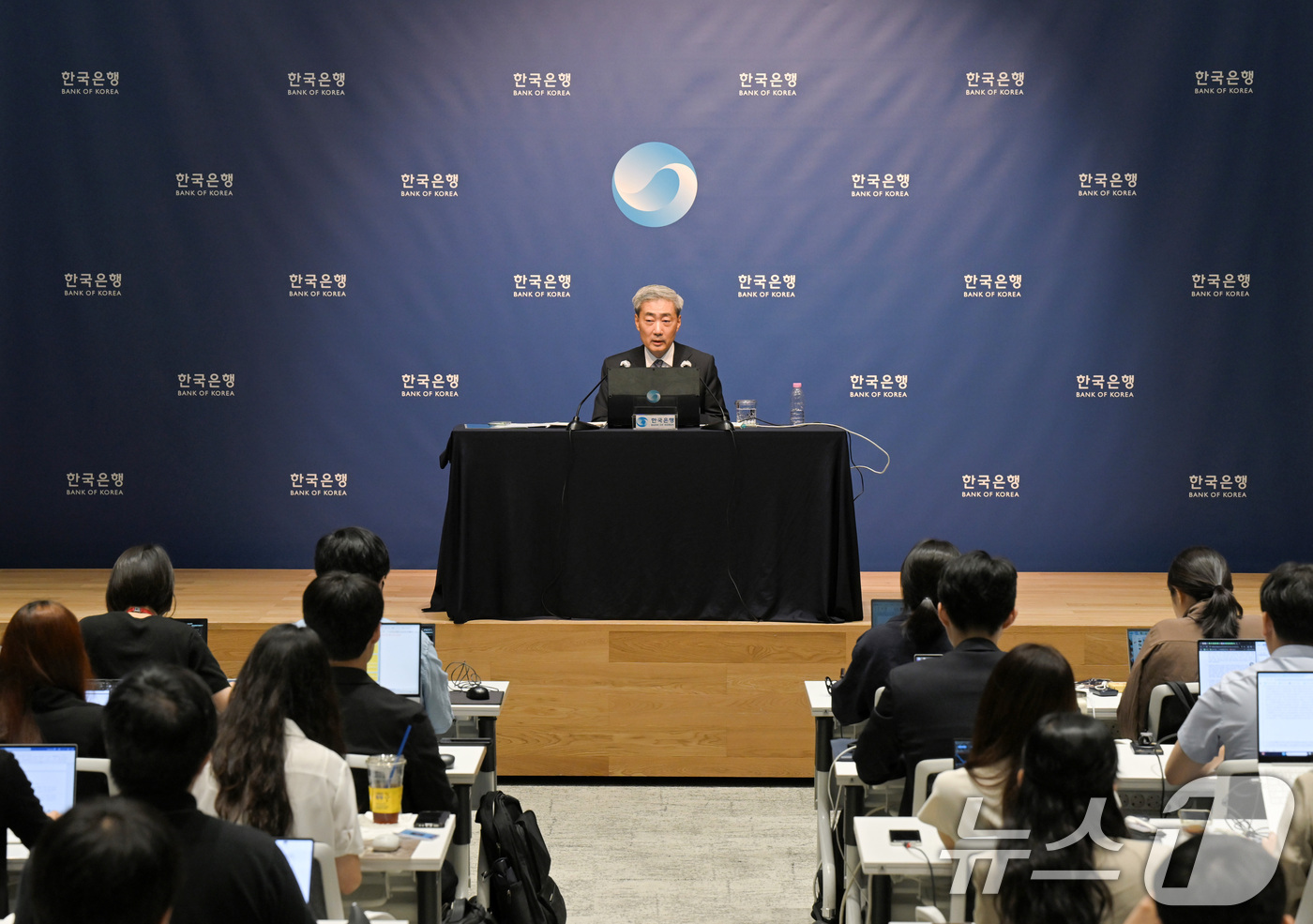 (서울=뉴스1) 사진공동취재단 = 신현송 한국은행 총재가 27일 서울 중구 한국은행에서 열린 금융통화위원회 통화정책방향 기자간담회에서 발언하고 있다. 2026.8.27/뉴스1