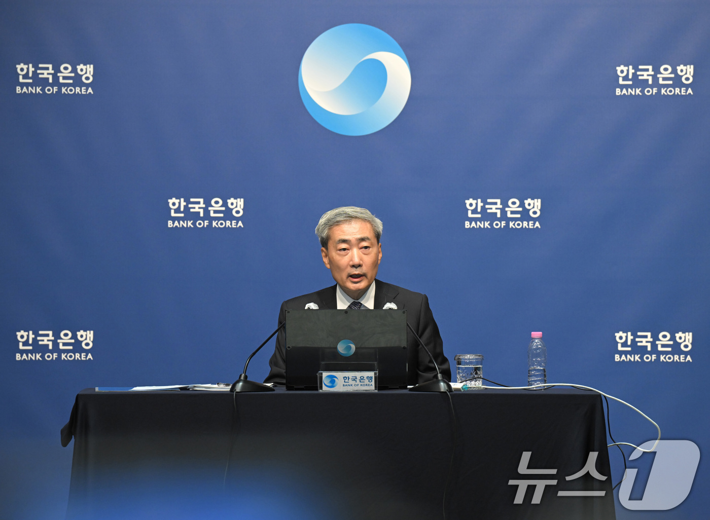 (서울=뉴스1) 사진공동취재단 = 신현송 한국은행 총재가 27일 서울 중구 한국은행에서 열린 금융통화위원회 통화정책방향 기자간담회에서 발언하고 있다. 2026.8.27/뉴스1