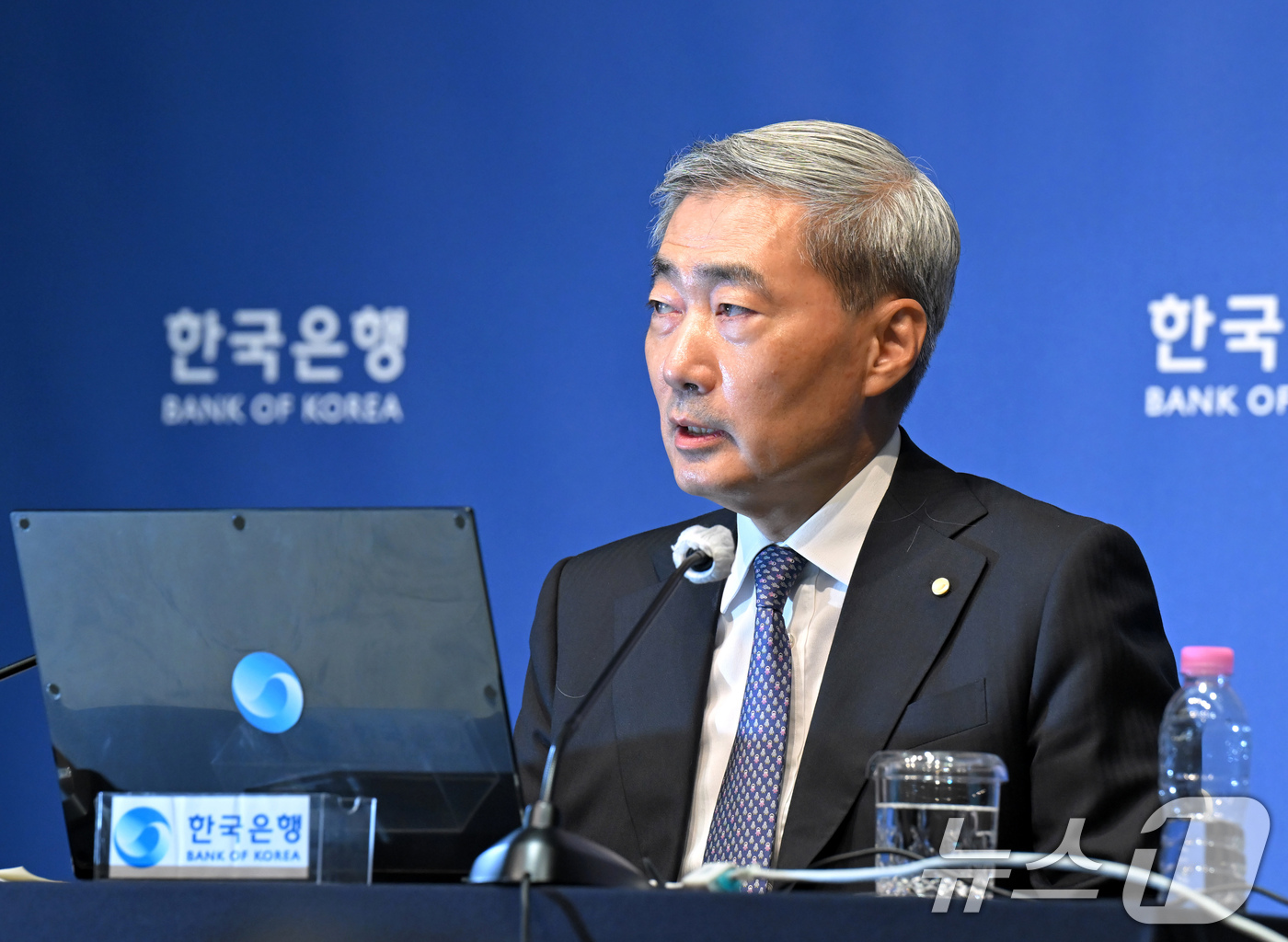 (서울=뉴스1) 사진공동취재단 = 신현송 한국은행 총재가 27일 서울 중구 한국은행에서 열린 금융통화위원회 통화정책방향 기자간담회에서 발언하고 있다. 2026.8.27/뉴스1