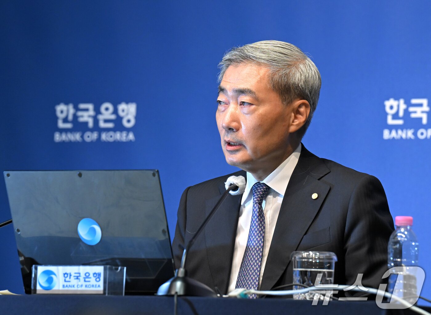 본문 이미지 - 신현송 한국은행 총재가 27일 서울 중구 한국은행에서 열린 금융통화위원회 통화정책방향 기자간담회에서 발언하고 있다. 2026.8.27 ⓒ 뉴스1 사진공동취재단