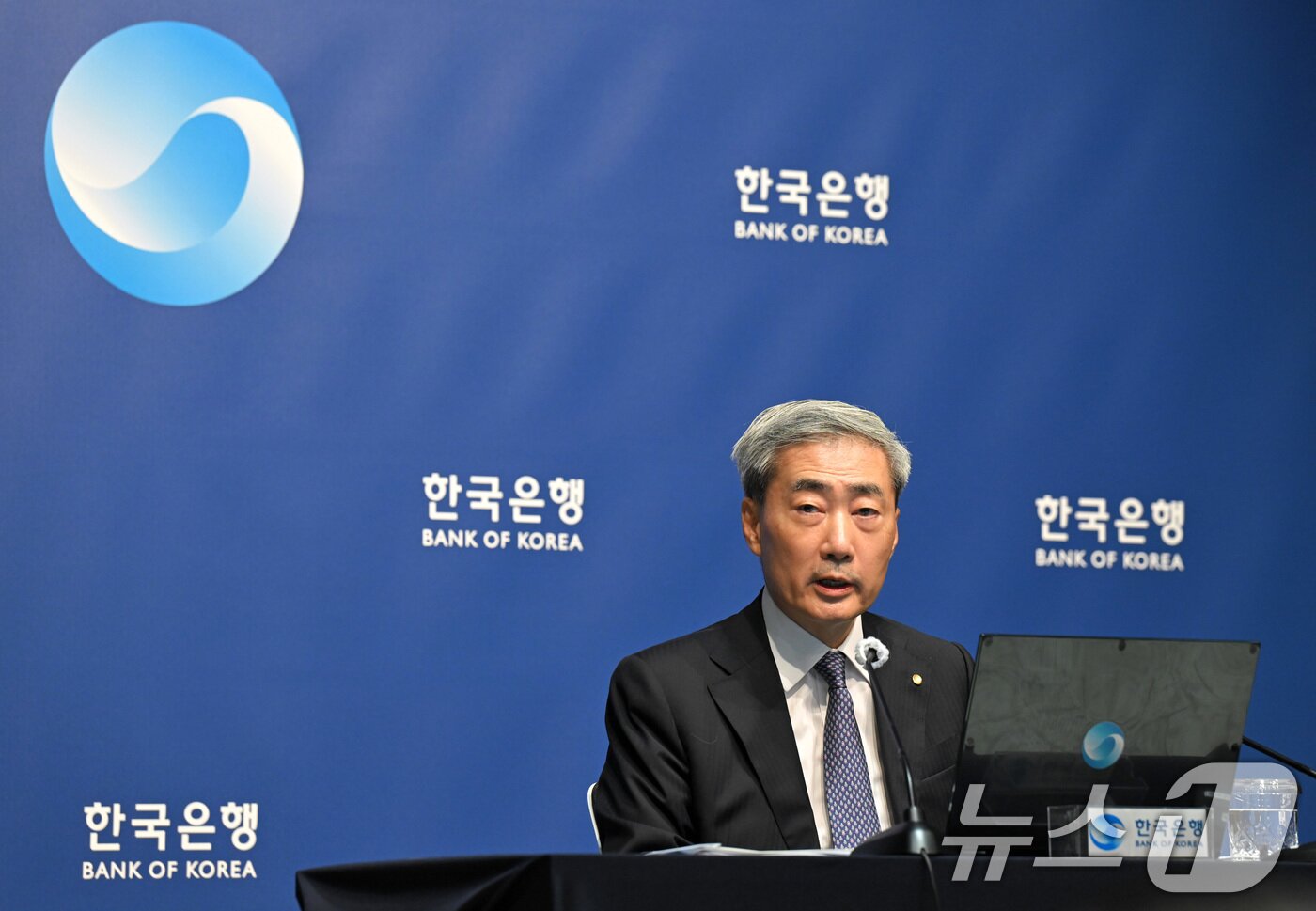 본문 이미지 - 신현송 한국은행 총재가 27일 서울 중구 한국은행에서 열린 금융통화위원회 통화정책방향 기자간담회에서 발언하고 있다. 2026.8.27 ⓒ 뉴스1 사진공동취재단