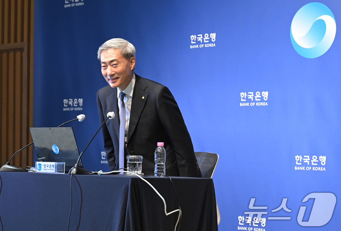 (서울=뉴스1) 사진공동취재단 = 신현송 한국은행 총재가 27일 서울 중구 한국은행에서 열린 금융통화위원회 통화정책방향 기자간담회에서 취재진을 향해 인사하고 있다. 2026.8.2 …