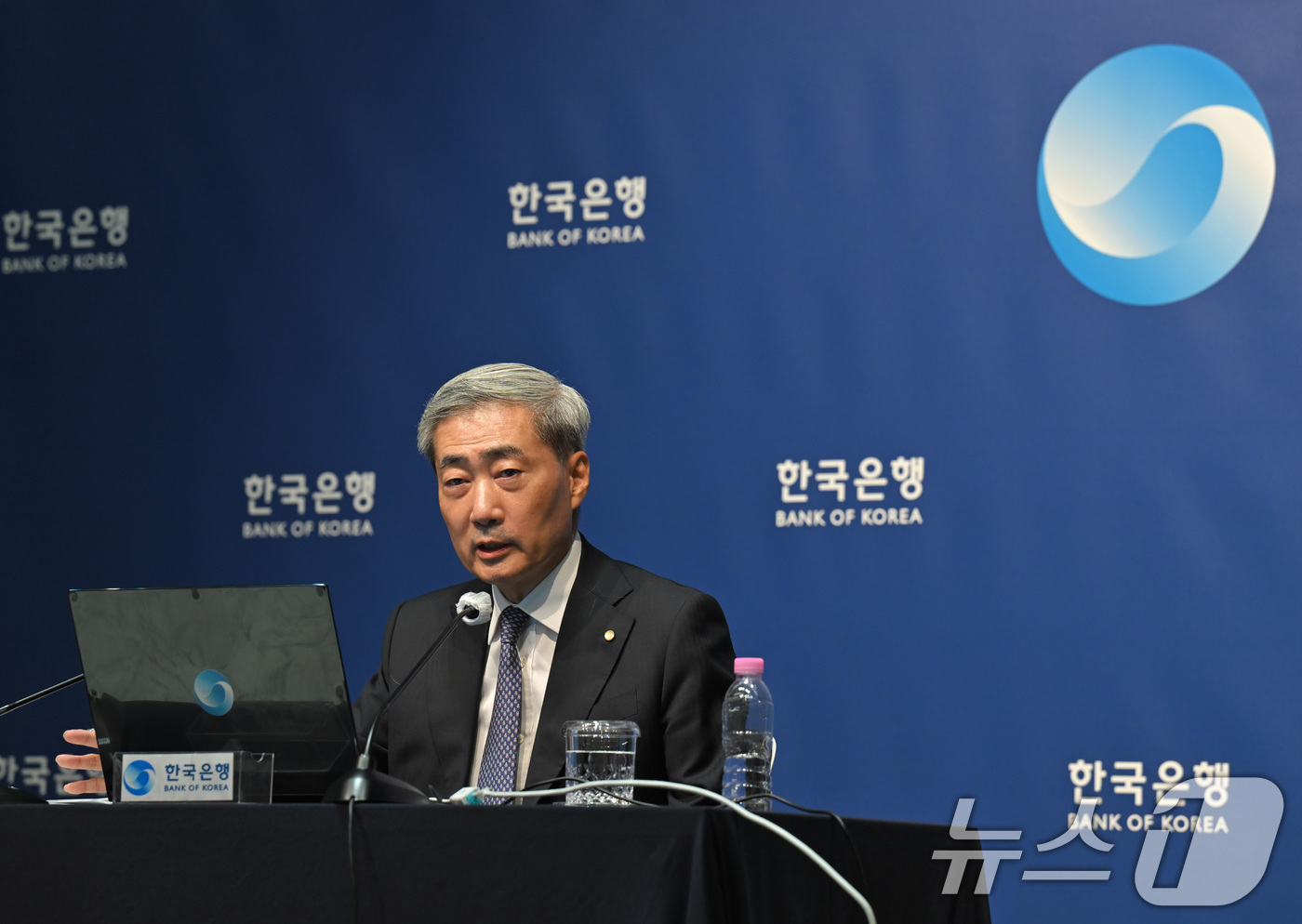 (서울=뉴스1) 사진공동취재단 = 신현송 한국은행 총재가 27일 서울 중구 한국은행에서 열린 금융통화위원회 통화정책방향 기자간담회에서 발언하고 있다. 2026.8.27/뉴스1