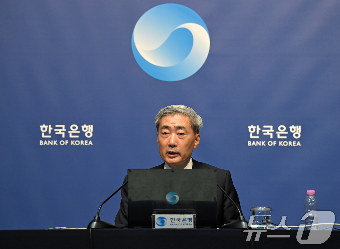 (서울=뉴스1) 사진공동취재단 = 신현송 한국은행 총재가 27일 서울 중구 한국은행에서 열린 금융통화위원회 통화정책방향 기자간담회에서 발언하고 있다. 2026.8.27/뉴스1