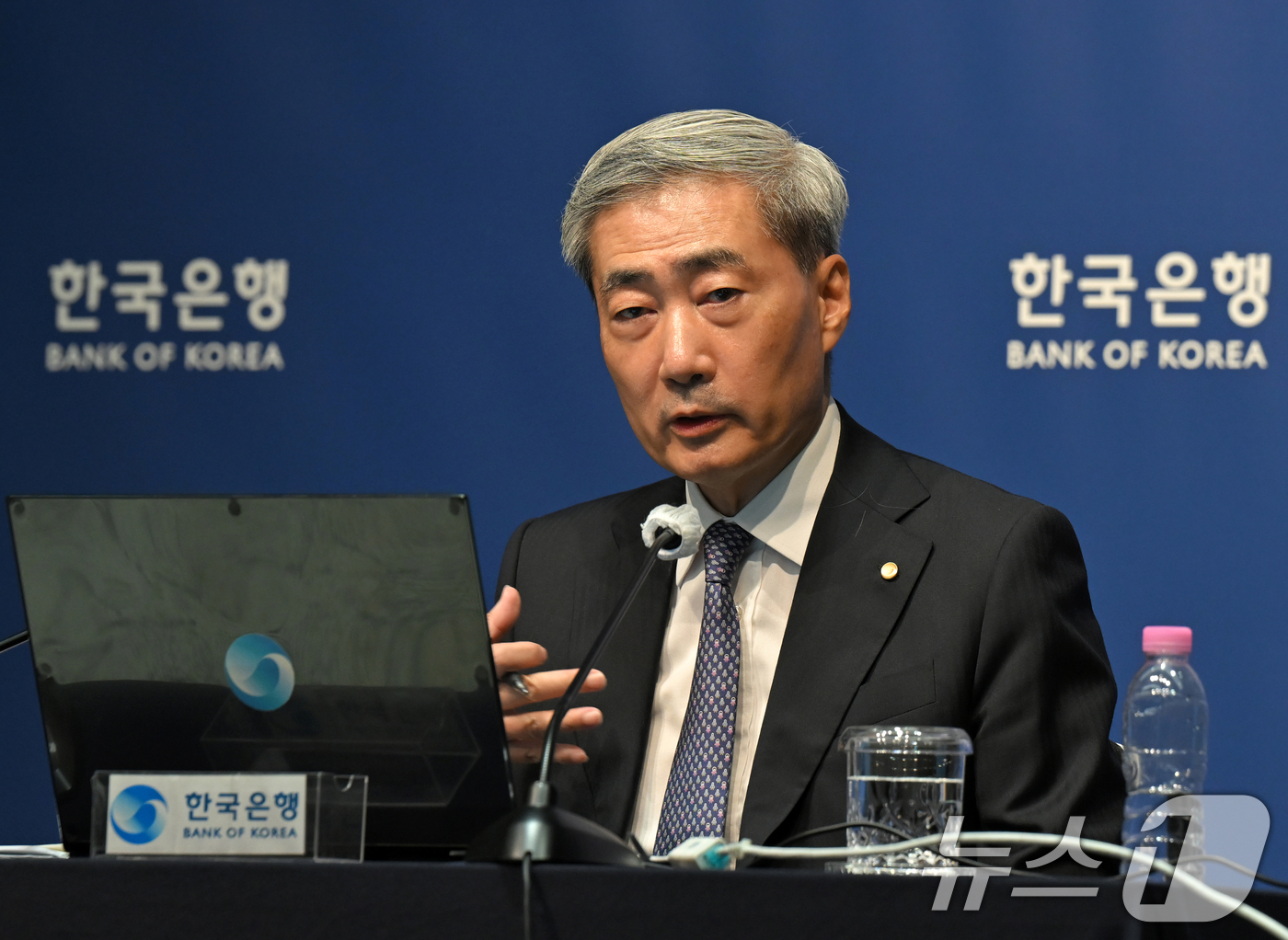 (서울=뉴스1) 사진공동취재단 = 신현송 한국은행 총재가 27일 서울 중구 한국은행에서 열린 금융통화위원회 통화정책방향 기자간담회에서 발언하고 있다. 2026.8.27/뉴스1