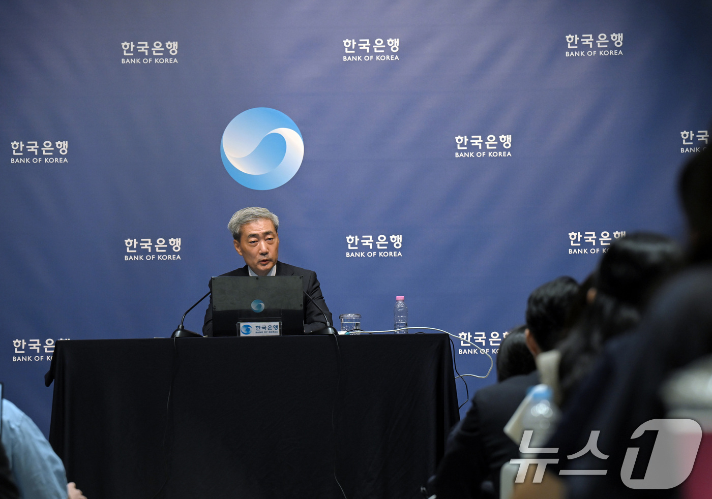 (서울=뉴스1) 사진공동취재단 = 신현송 한국은행 총재가 27일 서울 중구 한국은행에서 열린 금융통화위원회 통화정책방향 기자간담회에서 발언하고 있다. 2026.8.27/뉴스1