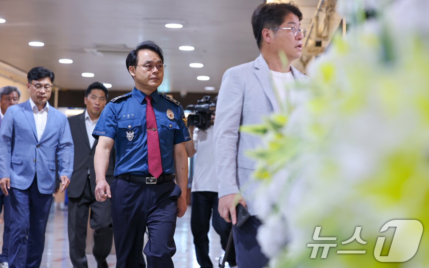 본문 이미지 - 고평기 제주경찰청장이 27일 제주서부경찰서 소속 부 모 경장의 실종신고 허위종결 사건 피해자 장 모씨의 빈소가 마련된 제주시 중앙병원 장례식장을 찾아 조문하기 위해 빈소에 들어서고 있다. 2026.8.27 ⓒ 뉴스1 안은나 기자