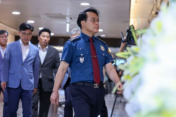 굳은 표정으로 빈소 들어서는 고평기 제주경찰청장