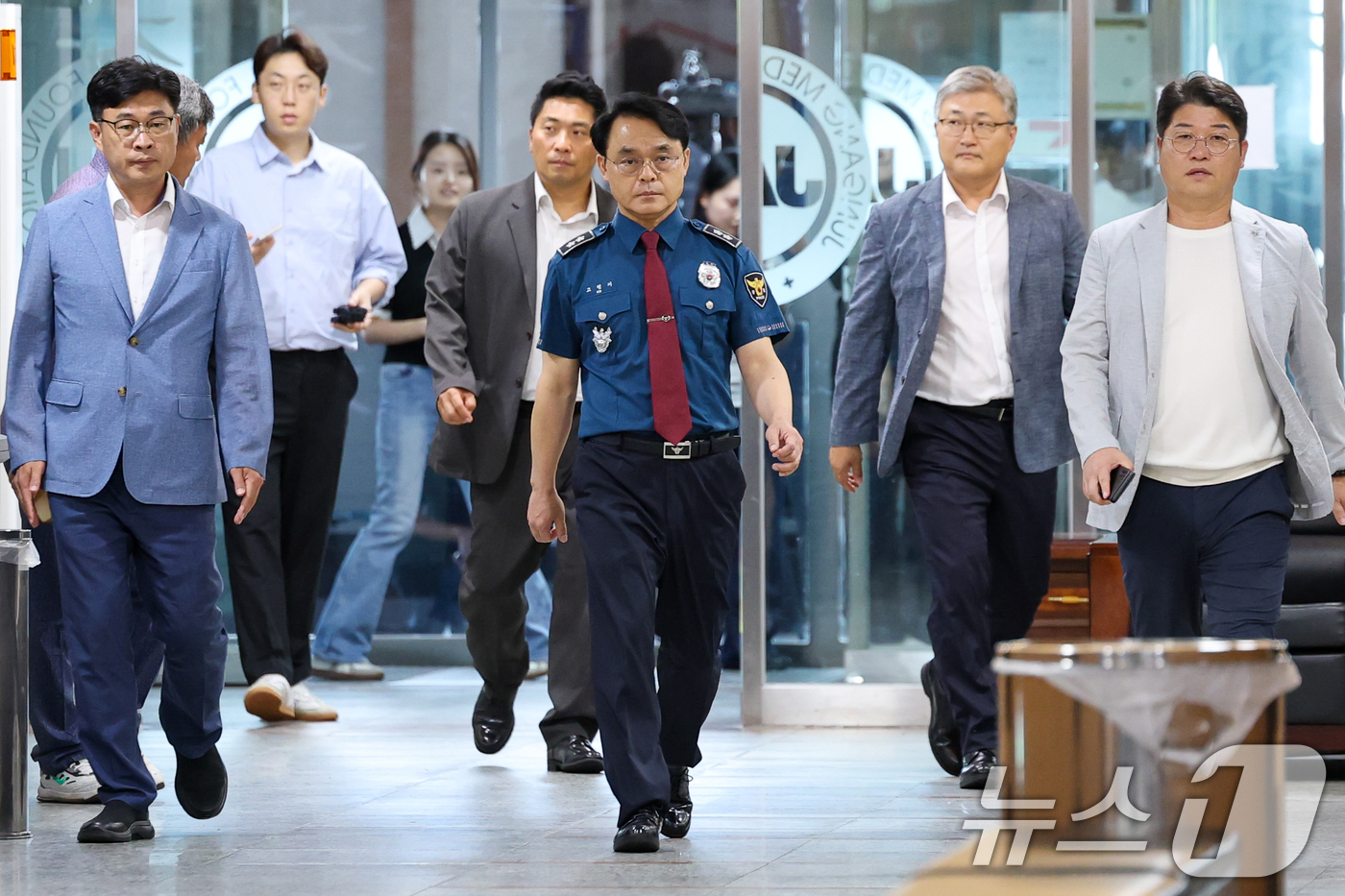 (제주=뉴스1) 안은나 기자 = 고평기 제주경찰청장이 27일 실종신고 허위종결 사건 피해자 장 모씨의 빈소가 마련된 제주시 중앙병원 장례식장을 찾아 조문하기 위해 입장하고 있다. …