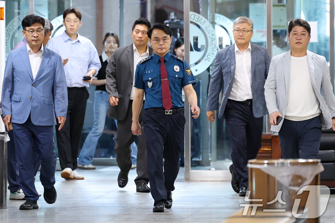 본문 이미지 - 고평기 제주경찰청장이 27일 실종신고 허위종결 사건 피해자 장 모씨의 빈소가 마련된 제주시 중앙병원 장례식장을 찾아 조문하기 위해 입장하고 있다. 2026.8.27 ⓒ 뉴스1 안은나 기자