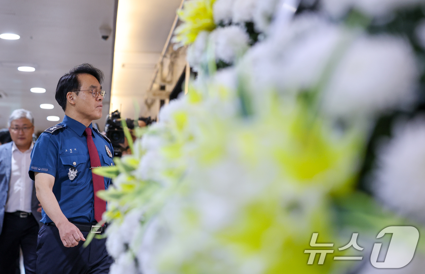 (제주=뉴스1) 안은나 기자 = 고평기 제주경찰청장이 27일 실종신고 허위종결 사건 피해자 장 모씨의 빈소가 마련된 제주시 중앙병원 장례식장을 찾아 조문하기 위해 입장하고 있다. …