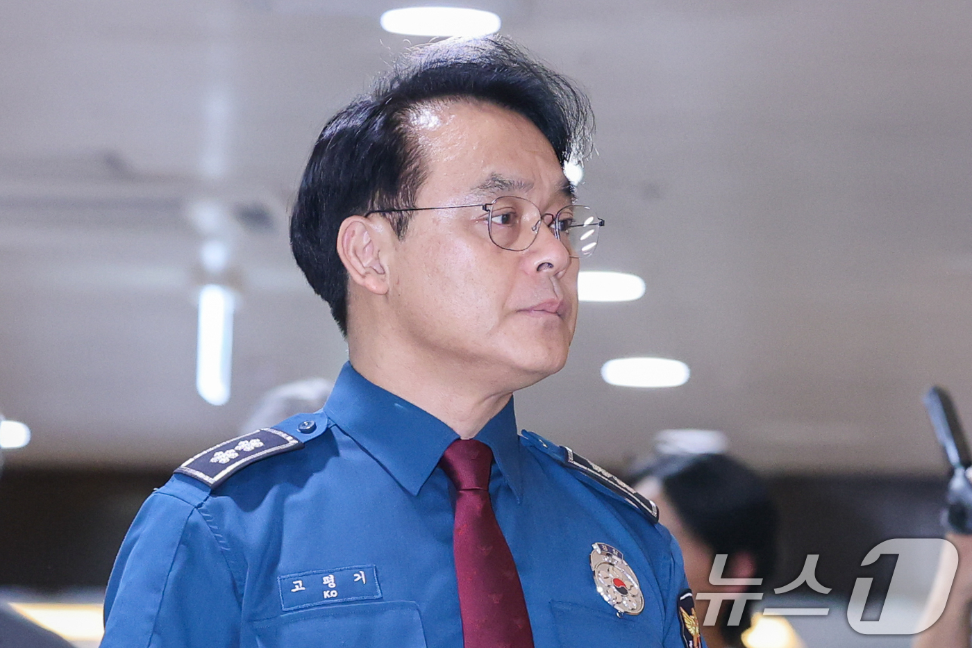 (제주=뉴스1) 안은나 기자 = 고평기 제주경찰청장이 27일 제주서부경찰서 소속 부 모 경장의 실종신고 허위종결 사건 피해자 장 모씨의 빈소가 마련된 제주시 중앙병원 장례식장을 찾 …
