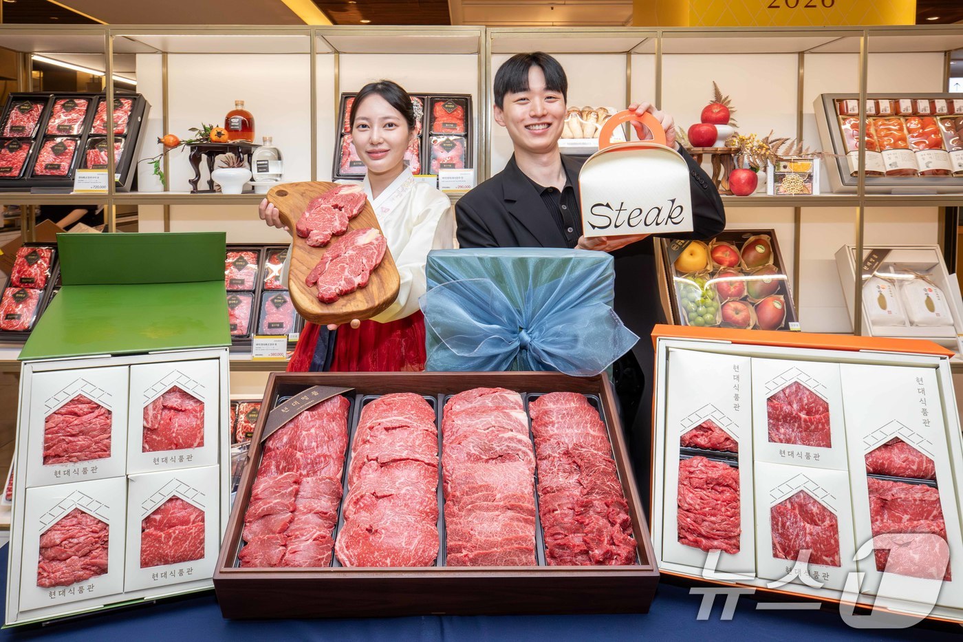 (서울=뉴스1) = 27일 오전 서울 강남구 현대백화점 무역센터점 지하 1층 식품관에서 직원들이 '프리미엄 한우 선물세트'를 소개하고 있다. 현대백화점은 올해 추석 선물세트 판매 …