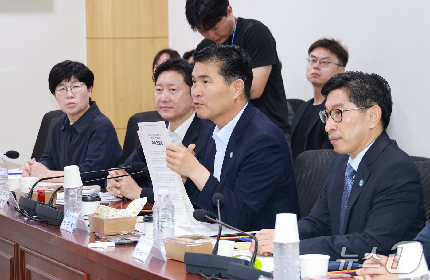 본문 이미지 - 27일 열린 '전북 국회의원·전북도 정책간담회'에서 이원택 도지사가 지역 핵심 현안 해결을 위한 공조를 당부하고 있다.(전북도 제공. 재판매 및 DB금지)/뉴스1