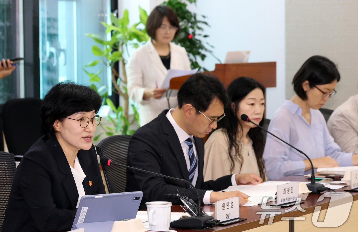 (서울=뉴스1) 김명섭 기자 = 원민경 성평등가족부 장관이 27일 오후 서울 종로구 세종대로 정부서울청사에서 열린 젠더폭력 양형기준 포럼에서 모두 발언을 하고 있다.  2026.8 …