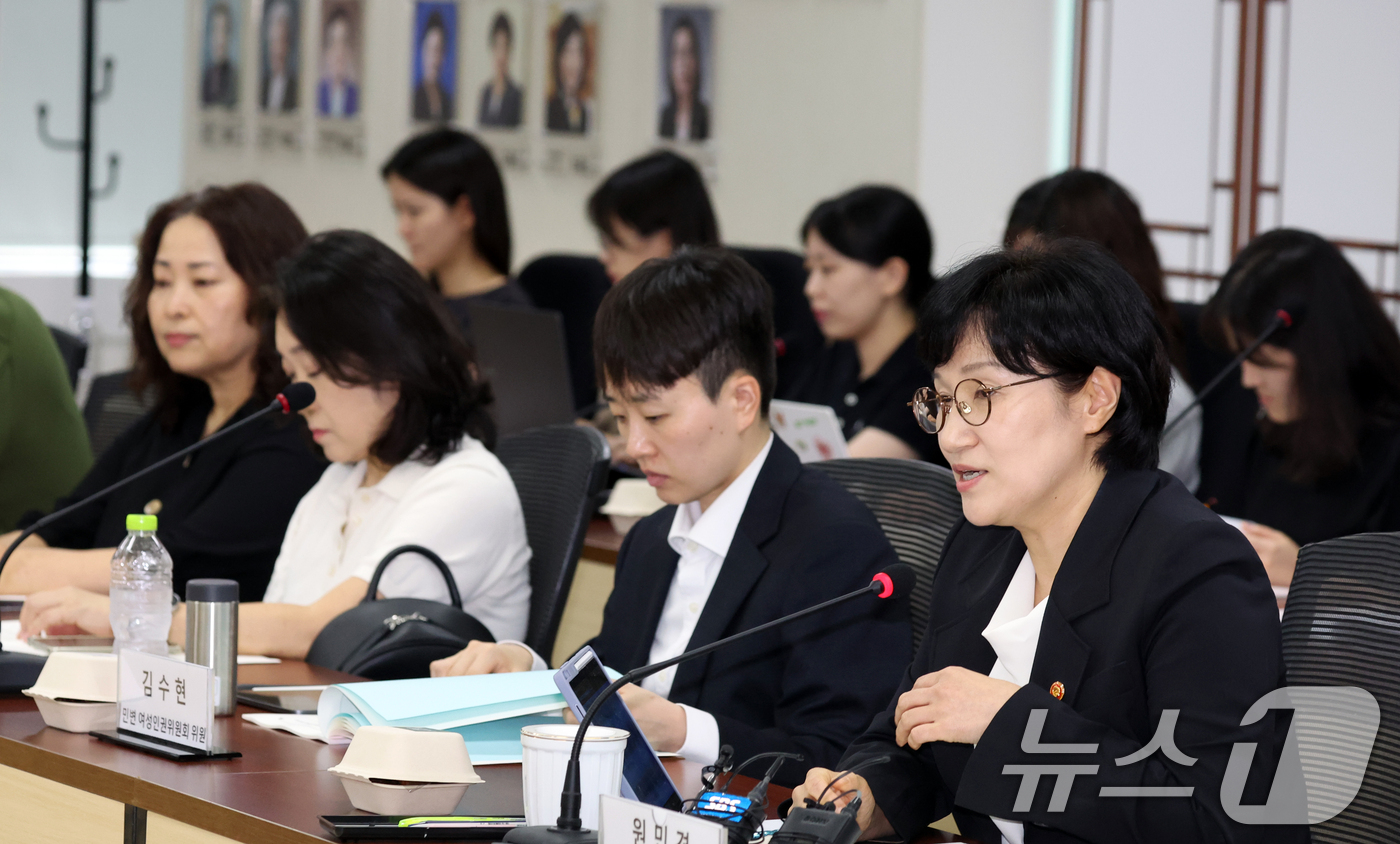 (서울=뉴스1) 김명섭 기자 = 원민경 성평등가족부 장관이 27일 오후 서울 종로구 세종대로 정부서울청사에서 열린 젠더폭력 양형기준 포럼에서 모두 발언을 하고 있다.  2026.8 …