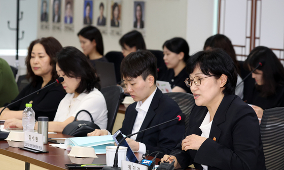 젠더폭력 양형기준 포럼 모두 발언하는 원민경 장관