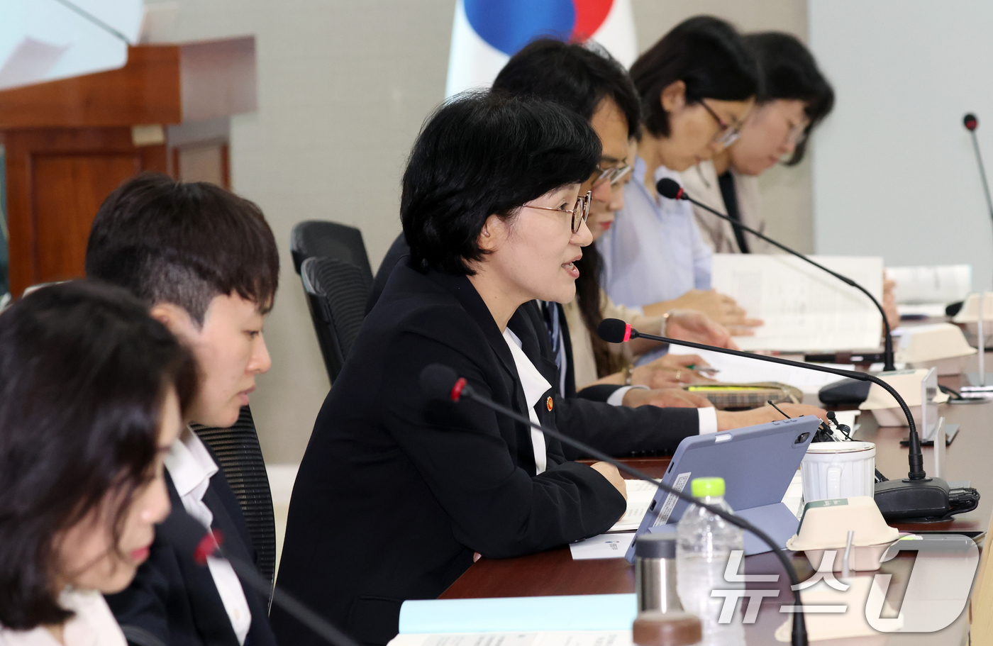 (서울=뉴스1) 김명섭 기자 = 원민경 성평등가족부 장관이 27일 오후 서울 종로구 세종대로 정부서울청사에서 열린 젠더폭력 양형기준 포럼에서 모두 발언을 하고 있다.  2026.8 …