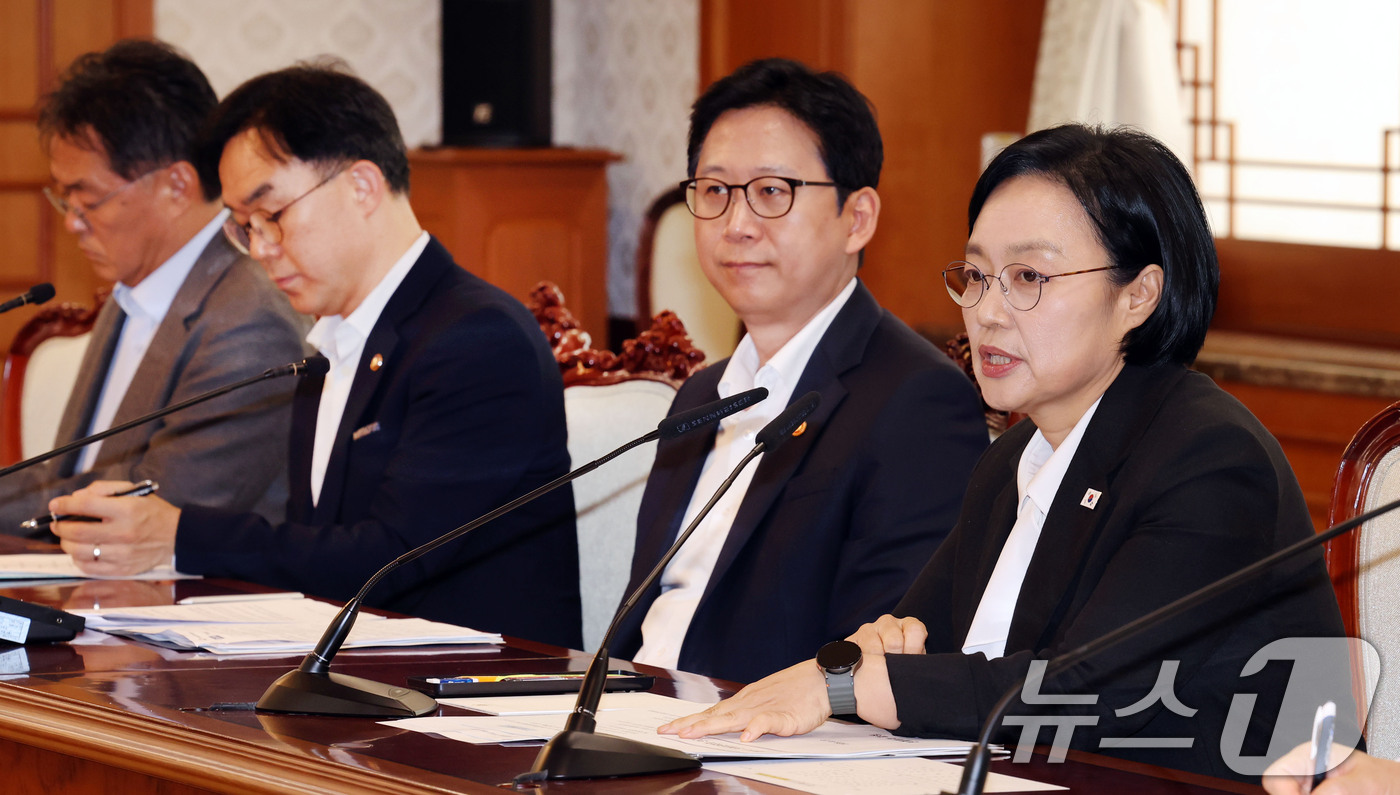 (서울=뉴스1) 이종덕 기자 = 한성숙 국무총리가 27일 서울 세종로 정부종합청사에서 데이터관계장관회의를 주재하고 있다. 이날 회의에서  AI 고가치 공공데이터 TOP100 조기 …