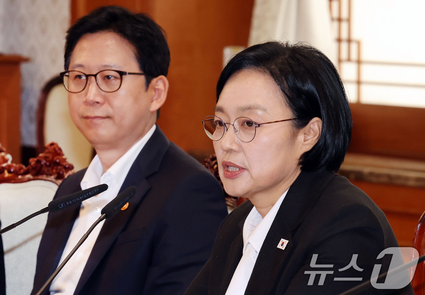 (서울=뉴스1) 이종덕 기자 = 한성숙 국무총리가 27일 서울 세종로 정부종합청사에서 데이터관계장관회의를 주재하고 있다. 이날 회의에서  AI 고가치 공공데이터 TOP100 조기 …