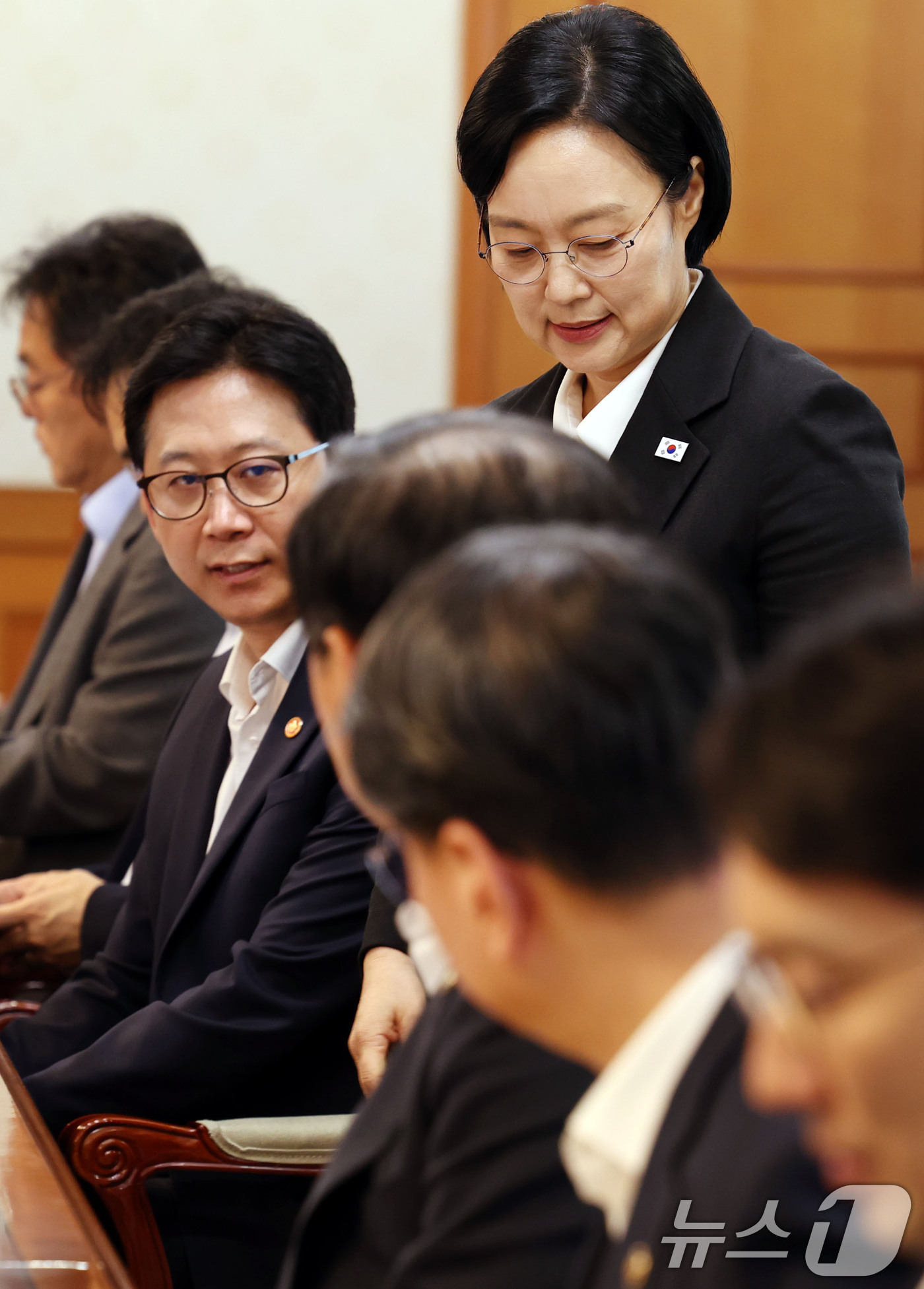 (서울=뉴스1) 이종덕 기자 = 한성숙 국무총리가 27일 서울 세종로 정부종합청사에서 데이터관계장관회의를 주재하고 있다. 이날 회의에서  AI 고가치 공공데이터 TOP100 조기 …