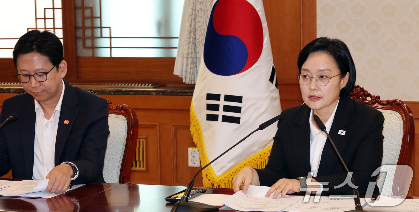 (서울=뉴스1) 이종덕 기자 = 한성숙 국무총리가 27일 서울 세종로 정부종합청사에서 데이터관계장관회의를 주재하고 있다. 이날 회의에서  AI 고가치 공공데이터 TOP100 조기 …