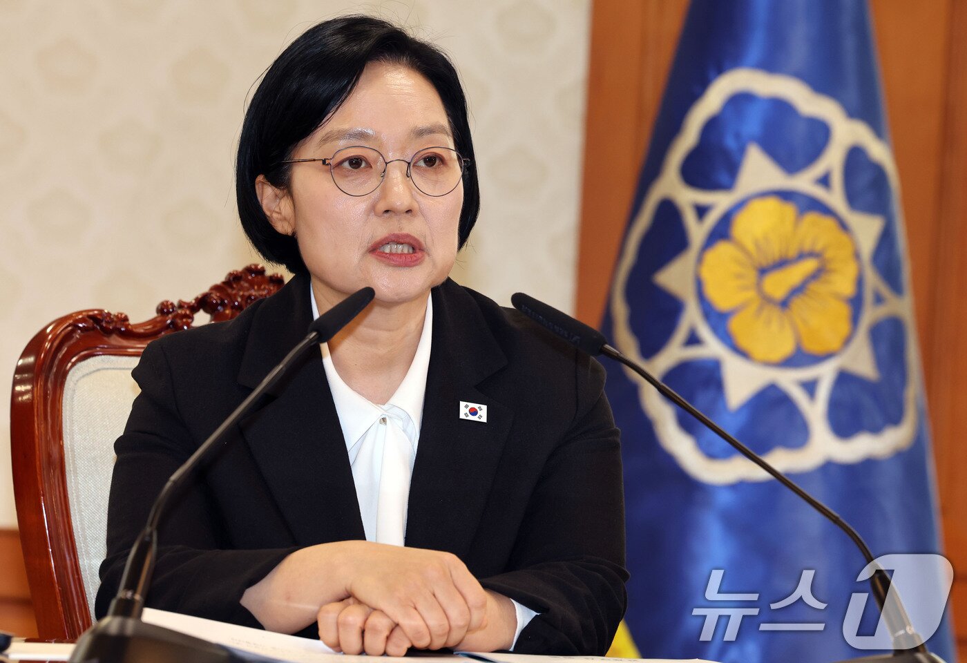 본문 이미지 - 한성숙 국무총리가 27일 서울 세종로 정부종합청사에서 데이터관계장관회의를 주재하고 있다. 이날 회의에서 AI 고가치 공공데이터 TOP100 조기 개방 추진방안에 대해 논의 했다. 2026.8.27 ⓒ 뉴스1 이종덕 기자