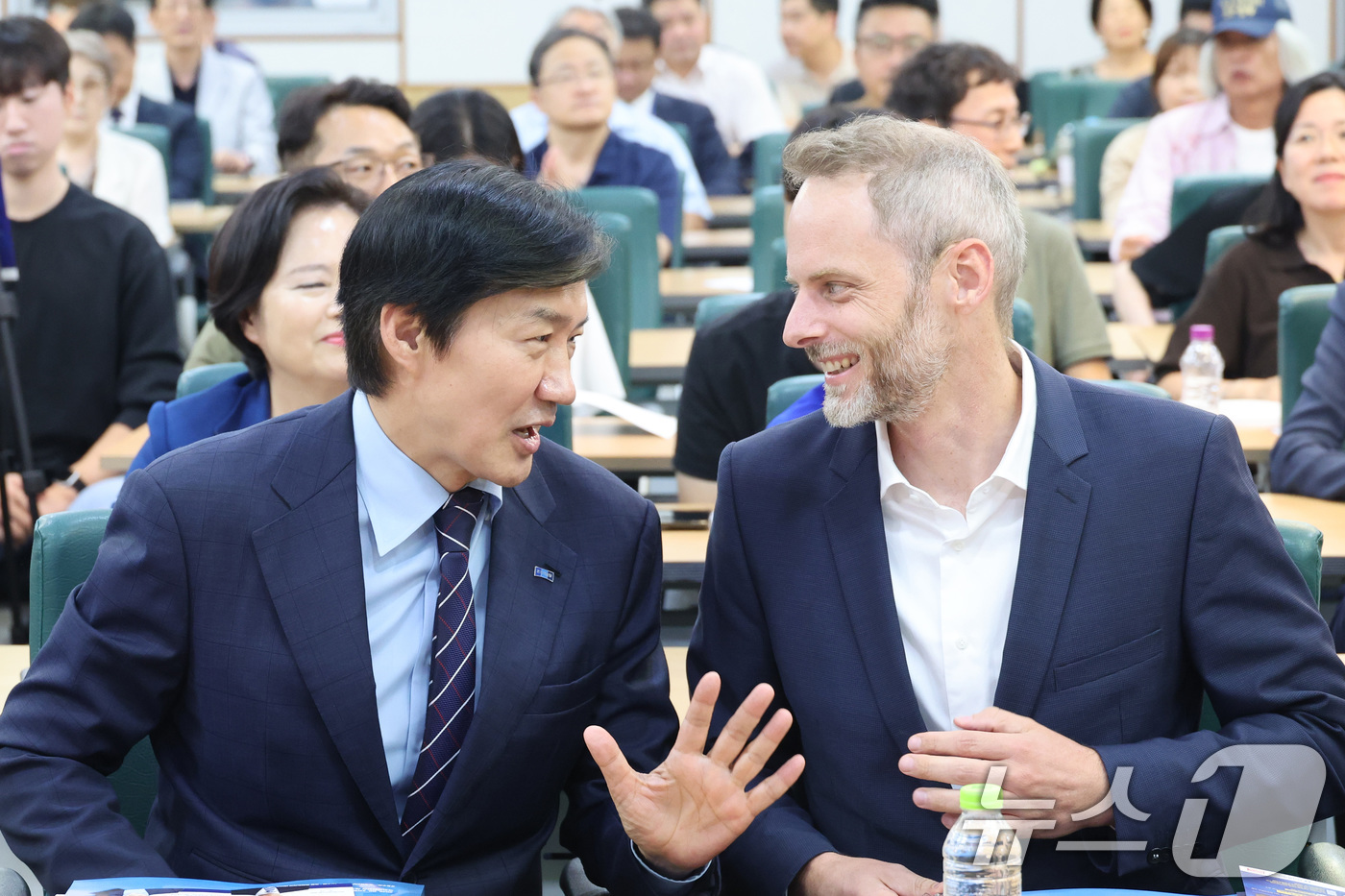 (서울=뉴스1) 신웅수 기자 = 조국 조국혁신당 혁신정책연구원장이 27일 서울 여의도 국회 의원회관에서 열린 ‘자산 불평등 해소를 위한 정책의 재구성’ 불평등 해법 연속토론회에서 …