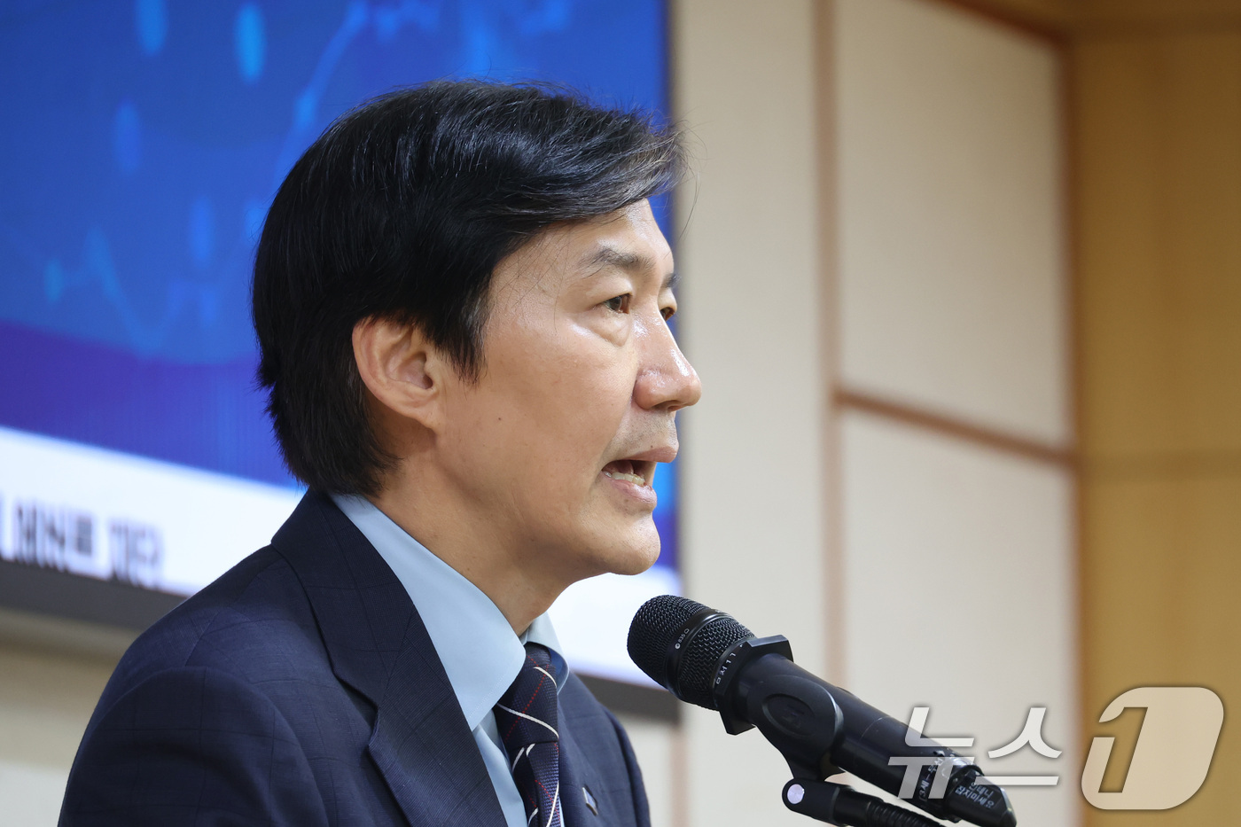 (서울=뉴스1) 신웅수 기자 = 조국 조국혁신당 혁신정책연구원장이 27일 서울 여의도 국회 의원회관에서 열린 ‘자산 불평등 해소를 위한 정책의 재구성’ 불평등 해법 연속토론회에서 …