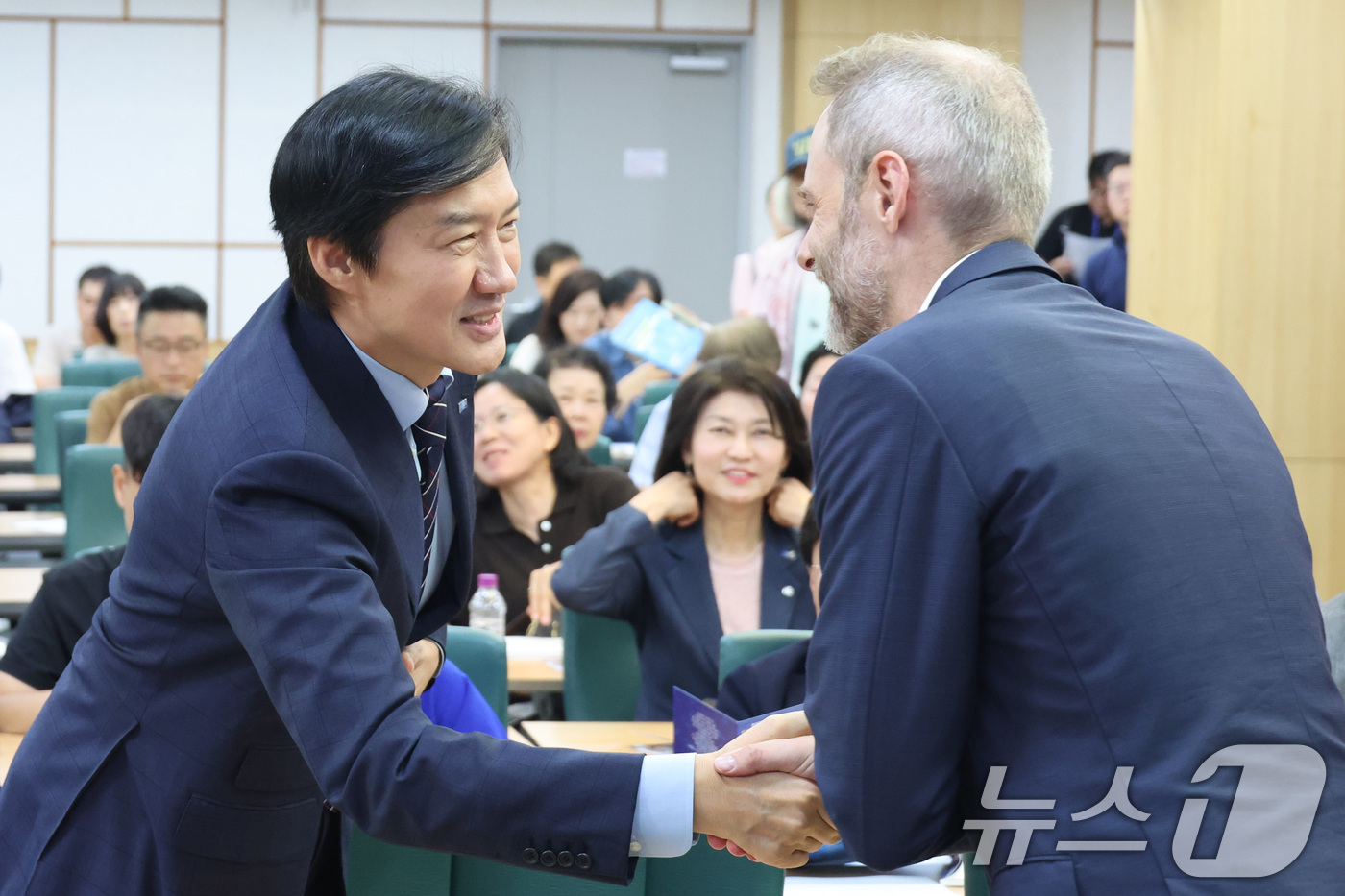 (서울=뉴스1) 신웅수 기자 = 조국 조국혁신당 혁신정책연구원장이 27일 서울 여의도 국회 의원회관에서 열린 ‘자산 불평등 해소를 위한 정책의 재구성’ 불평등 해법 연속토론회에서 …