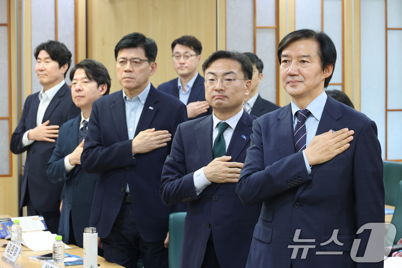 (서울=뉴스1) 신웅수 기자 = 신장식 조국혁신당 대표와 조국 혁신정책연구원장 등이 27일 서울 여의도 국회 의원회관에서 열린 ‘자산 불평등 해소를 위한 정책의 재구성’ 불평등 해 …