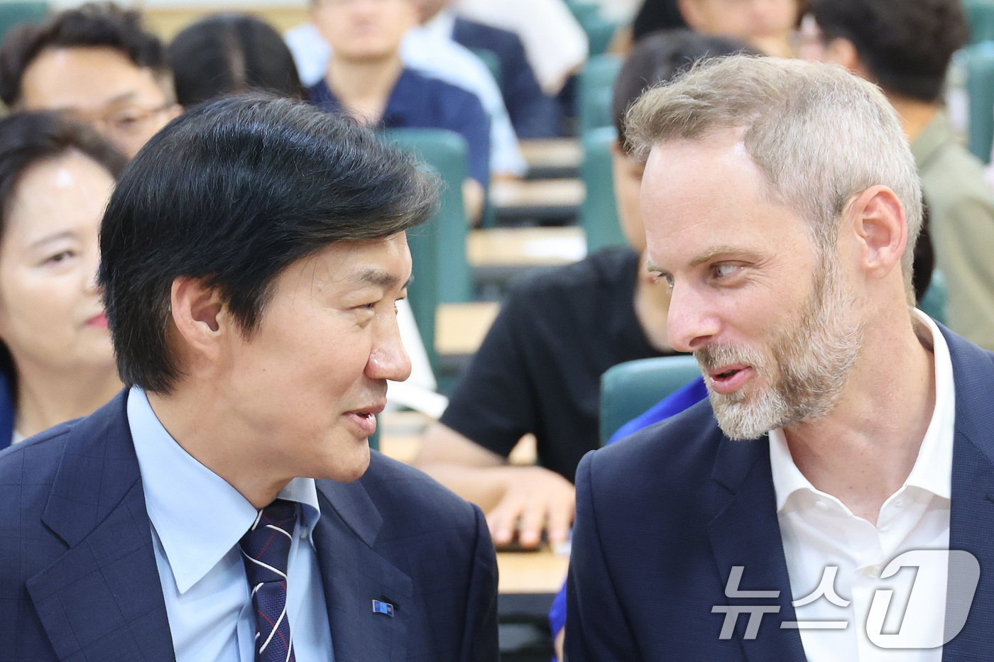 (서울=뉴스1) 신웅수 기자 = 조국 조국혁신당 혁신정책연구원장이 27일 서울 여의도 국회 의원회관에서 열린 ‘자산 불평등 해소를 위한 정책의 재구성’ 불평등 해법 연속토론회에서 …