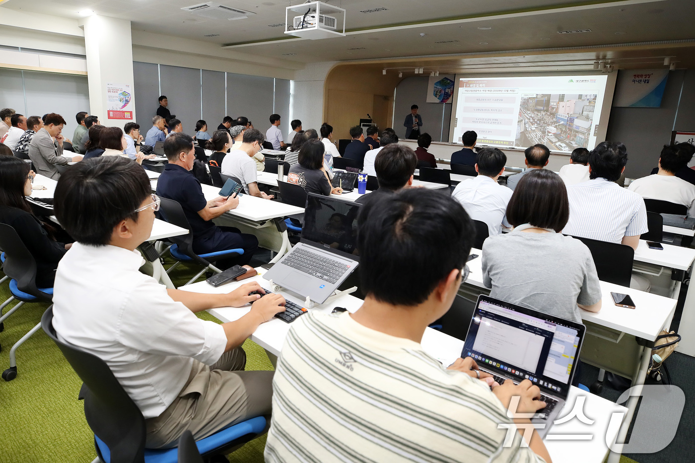 (대구=뉴스1) 공정식 기자 = 27일 오후 대구 중구 수창동 대구행복기숙사 빌딩 지역대학협력센터 강당에서 '중앙로 대중교통전용지구' 운영 관련 시민 의견 수렴을 위한 토론회가 열 …