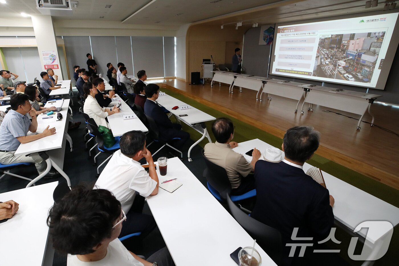 본문 이미지 - 27일 오후 대구 중구 수창동 대구행복기숙사 빌딩 지역대학협력센터 강당에서 '중앙로 대중교통전용지구' 운영 관련 시민 의견 수렴을 위한 토론회가 열리고 있다. 2026.8.27 ⓒ 뉴스1 공정식 기자