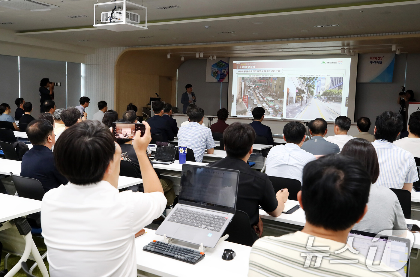 (대구=뉴스1) 공정식 기자 = 27일 오후 대구 중구 수창동 대구행복기숙사 빌딩 지역대학협력센터 강당에서 '중앙로 대중교통전용지구' 운영 관련 시민 의견 수렴을 위한 토론회가 열 …