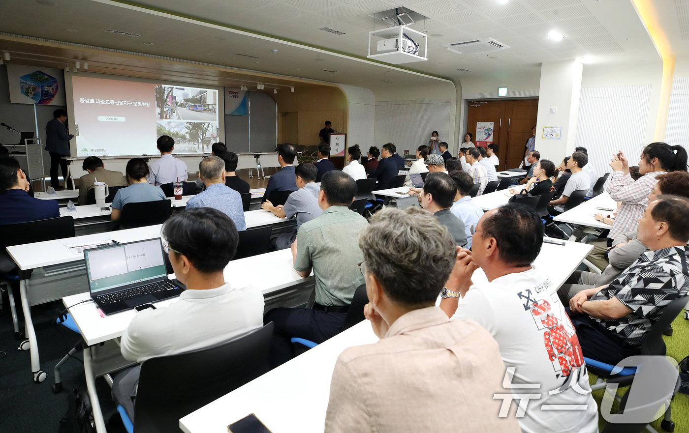 (대구=뉴스1) 공정식 기자 = 27일 오후 대구 중구 수창동 대구행복기숙사 빌딩 지역대학협력센터 강당에서 '중앙로 대중교통전용지구' 운영 관련 시민 의견 수렴을 위한 토론회가 열 …