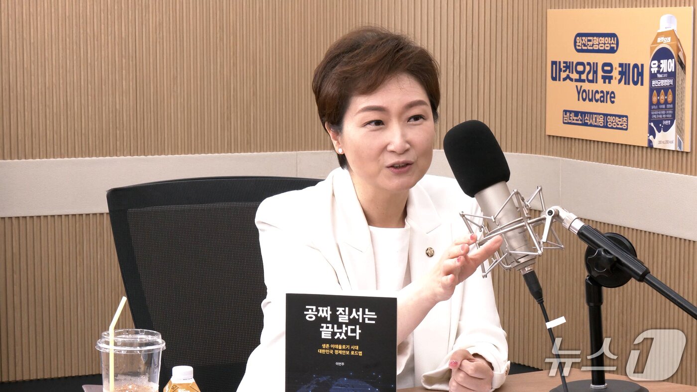 본문 이미지 - 뉴스1TV '팩트앤뷰'에 출연한 이언주 더불어민주당 의원. 2026.8.27./뉴스1