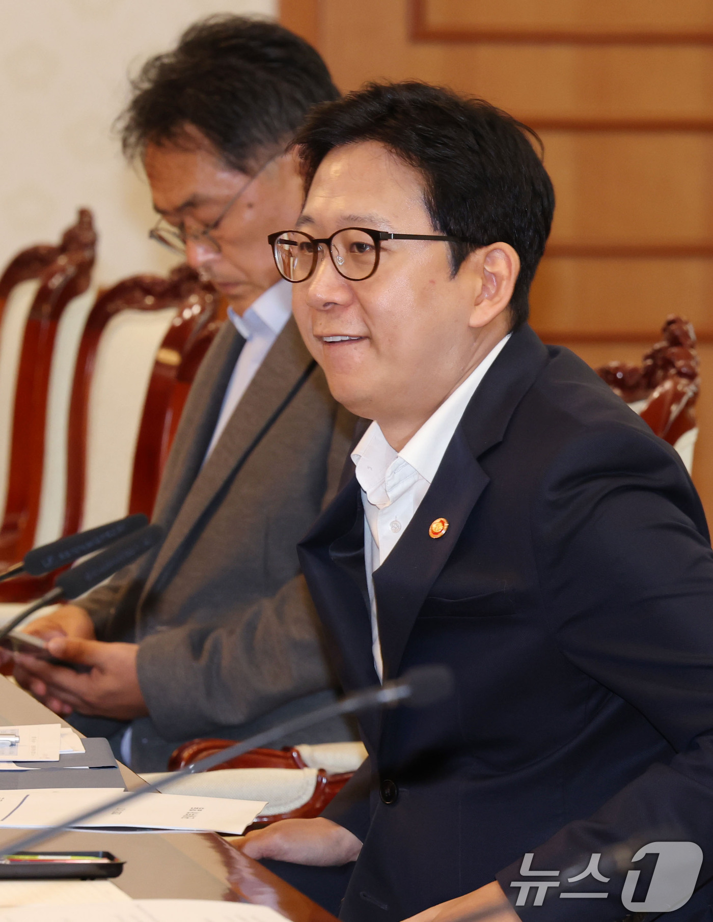 (서울=뉴스1) 이종덕 기자 = 배경훈 과학기술정보통신부 부총리가 27일 서울 세종로 정부종합청사에서 열린 데이터관계장관회의에서 자료를 살펴보고 있다. 이날 회의에서  AI 고가치 …