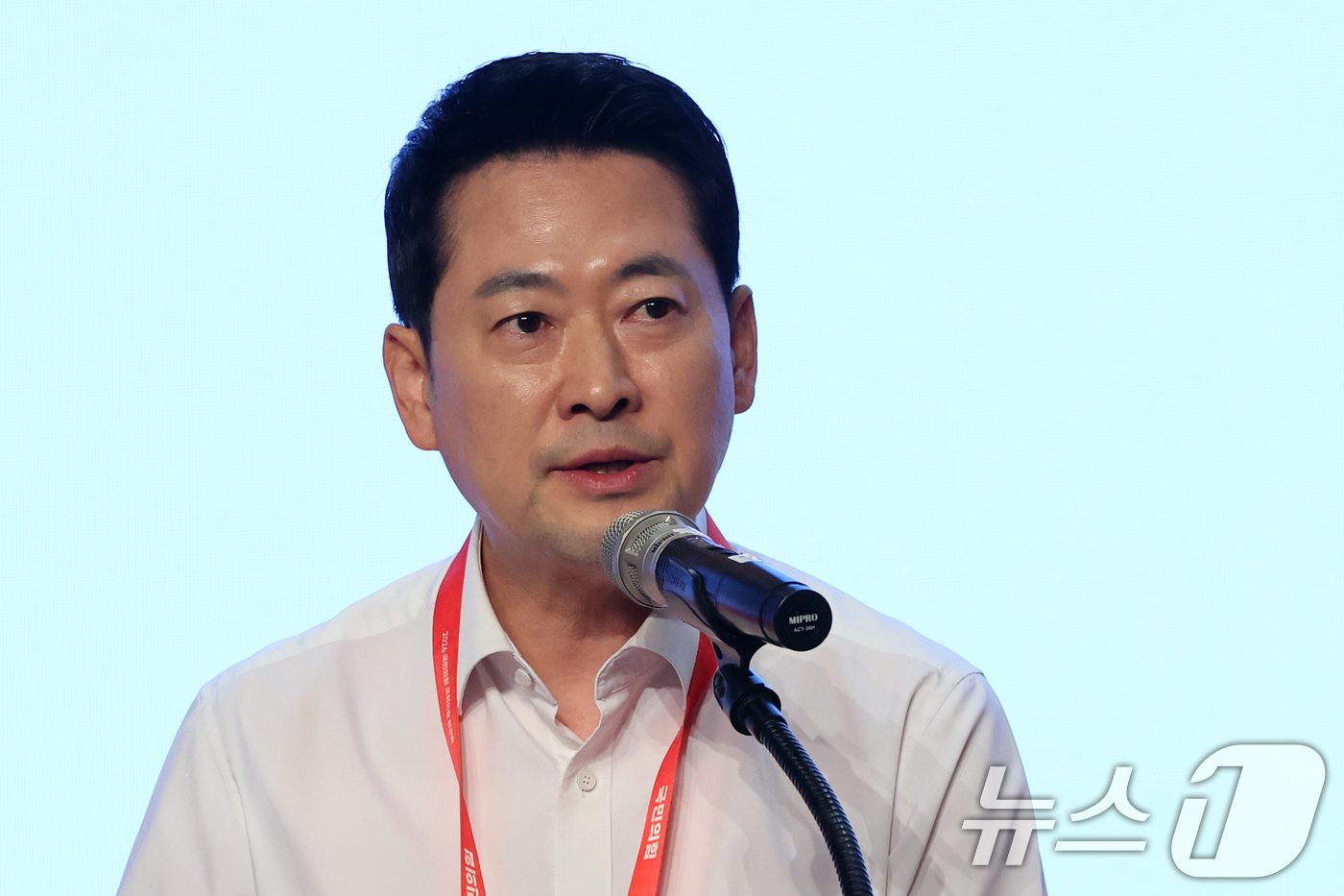 (고양=뉴스1) 황기선 기자 = 장동혁 국민의힘 대표가 27일 오후 경기 고양시 일산동구 소노캄 고양에서 열린 '2026 국민의힘 국회의원 연찬회'에서 인사말을 하고 있다.  20 …