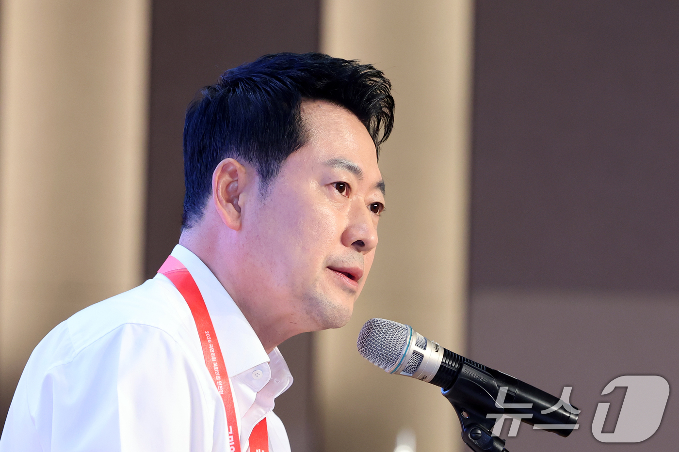 (고양=뉴스1) 황기선 기자 = 장동혁 국민의힘 대표가 27일 오후 경기 고양시 일산동구 소노캄 고양에서 열린 '2026 국민의힘 국회의원 연찬회'에서 인사말을 하고 있다. 202 …